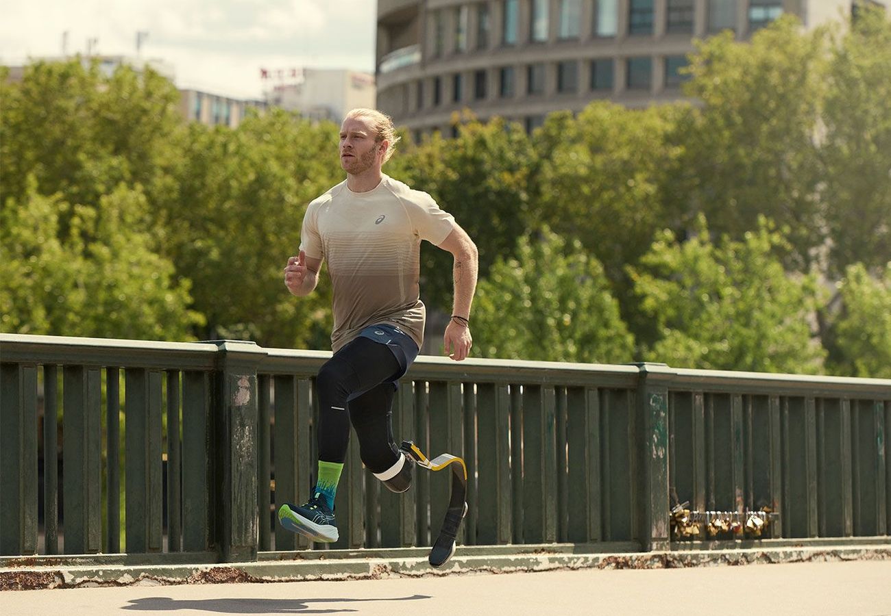 片足義足のパラ陸上アスリート、ジョニー・ピーコック選手が公園で走っている写真