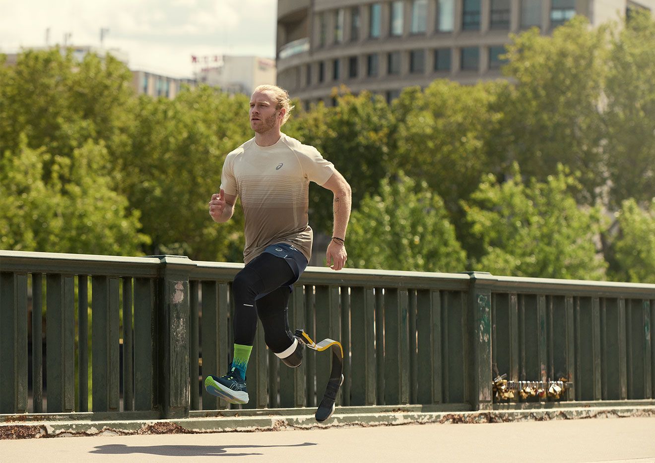 片足義足のパラ陸上アスリート、ジョニー・ピーコック選手が公園で走っている写真